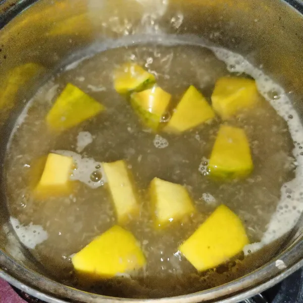 Setelah mendidih masukkan labu kuning, masak sampai labu empuk.