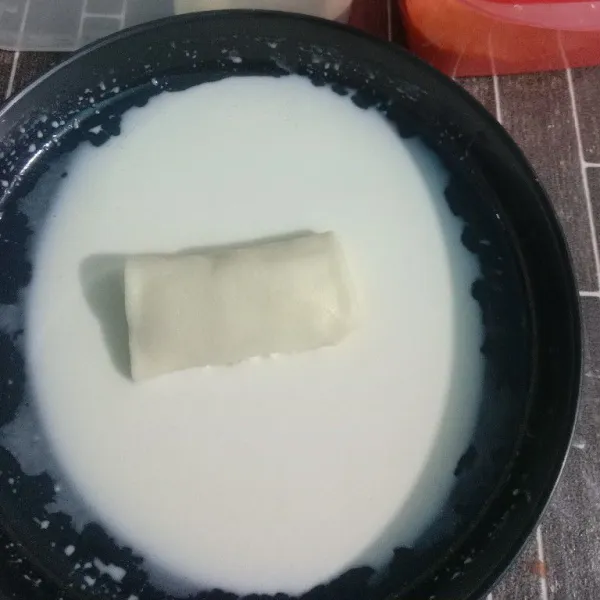 Celupkan ke dalam adonan tepung basah.