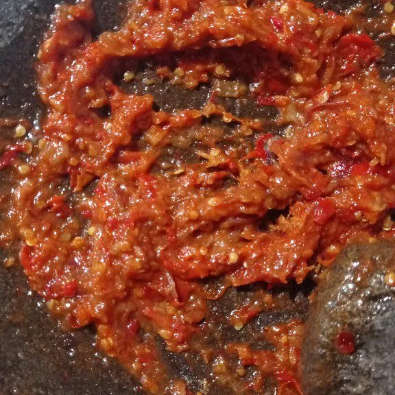 Sambal siap dihidangkan dengan lalapan.