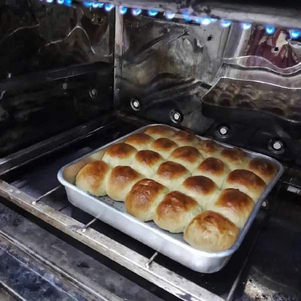 Panaskan oven gas suhu 180°C api atas bawah dan panggang roti selama 20 menit.