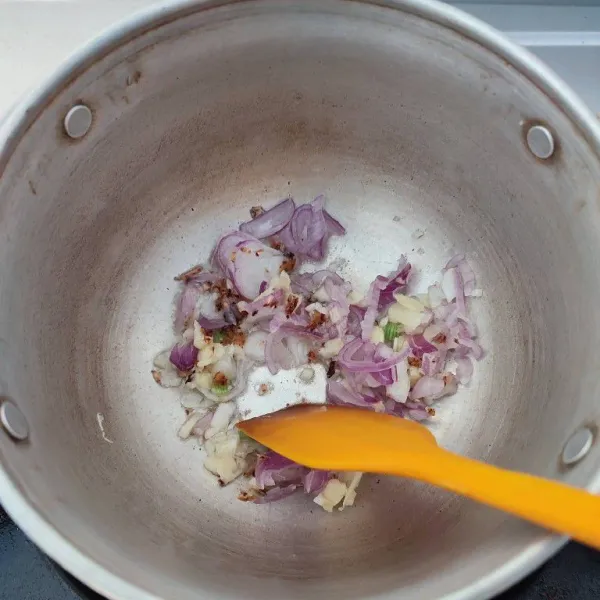 Panaskan minyak goreng, tumis bawang merah cincang, bawang putih cincang dan pala serut hingga harum dan layu.