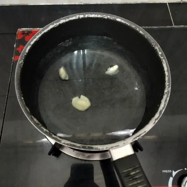 Rebus air dan bawang putih hingga mendidih.
