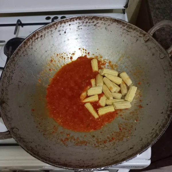 Masukan potongan baby corn, aduk rata.