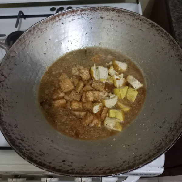 Masukan tahu dan tempe goreng.