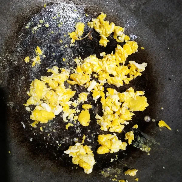 Goreng telur orak-arik dengan sedikit minyak. Beri sejumput garam. Sisihkan.