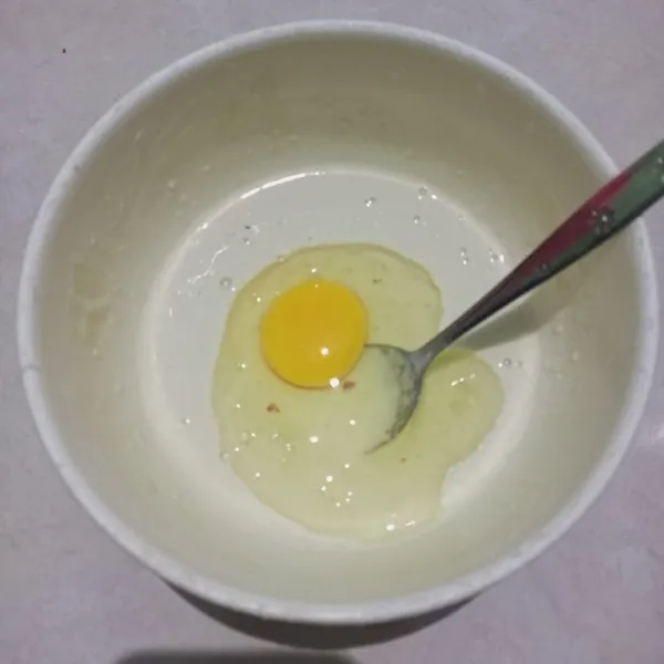 Tambahkan telur lalu kocok hingga tercampur merata