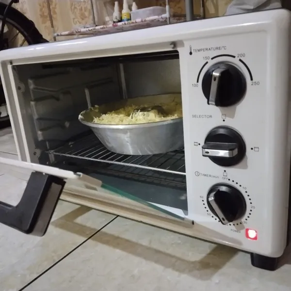 Panggang ke dalam oven dengan suhu 170°-180° api atas bawah selama 40 menit. Di lima menit terakhir biasanya saya ganti api ke api bawah saja. Tips: sebelum loyang dimasukan ke dalam oven, panaskan oven terlebih dahulu selama 10 menit, ini berguna supaya ketika loyang hendak dipanggang, suhu sudah dalam keadaan sesuai kebutuhan memanggang. Setelah matang, jangan langsung keluarkan loyang dari oven. Biarkan terlebih dahulu selama 5-10 menit di dalam oven. Baru dikeluarkan.