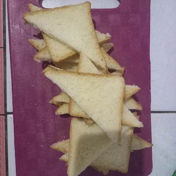 Siapkan roti tawar, potong roti tawar bentuk segitiga.