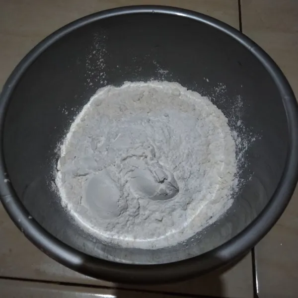 Dalam wadah masukkan tepung terigu dan tepung beras, aduk rata