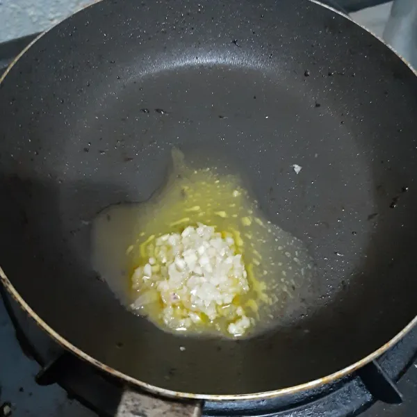 Tumis bumbu rajang dengan margarin hingga harum