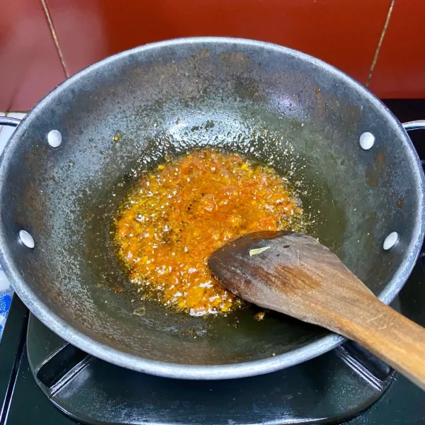 Siapkan wajan, lalu panaskan chili oil.