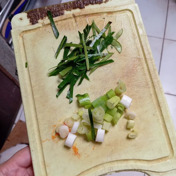 Iris daun jeruk & daun bawang.