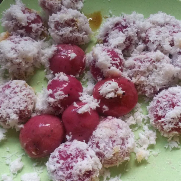 Tiriskan klepon dan gulingkan ke dalam kelapa parut.