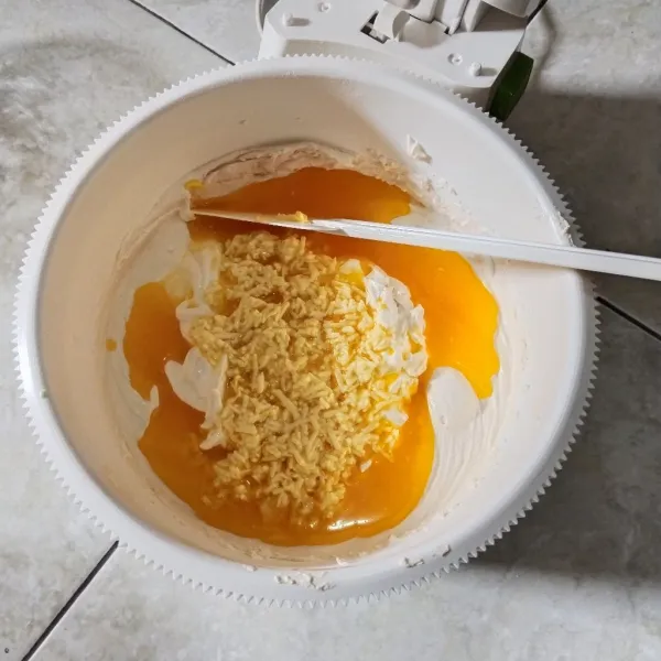 Tuangkan lelehan margarin dan keju, pastikan sudah suhu ruang. Lalu aduk menggunakan spatula dengan teknik aduk balik sampai rata. Usahakan jangan terlalu lama agar adonan tidak turun.