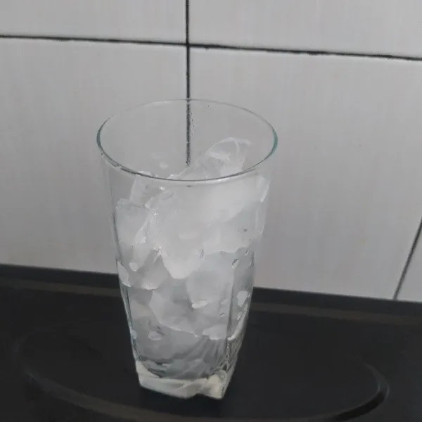Siapkan gelas berisi es batu.