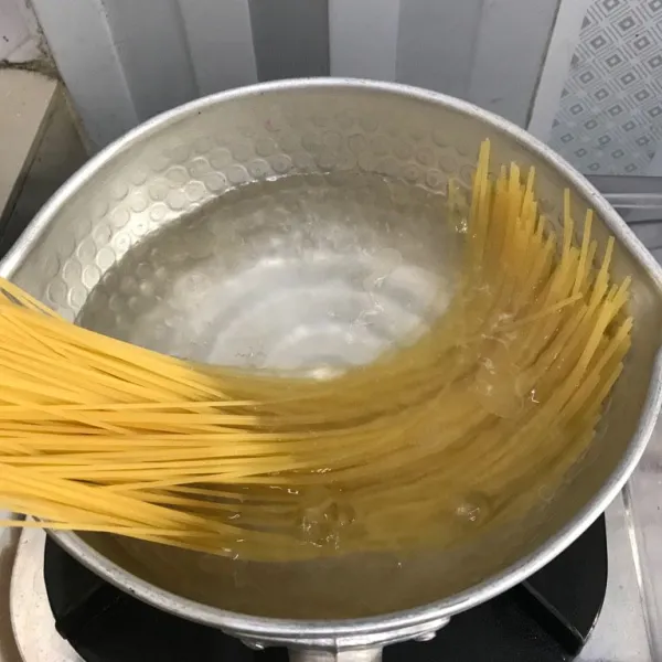 Rebus spaghetti hingga al dente, rebus juga baksonya.