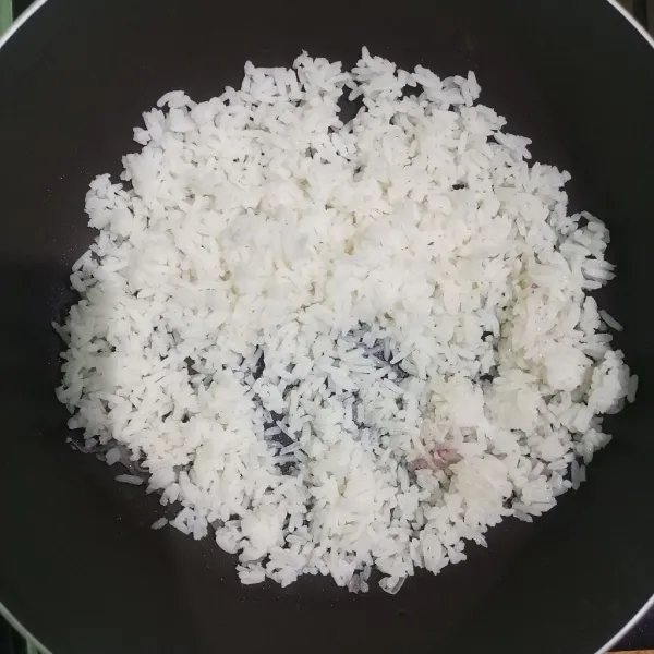 Tambahkan nasi putih lalu tumis sebentar.