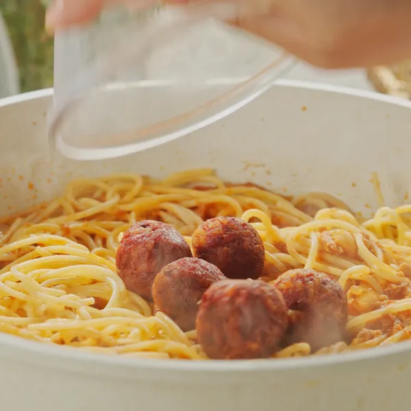 Masukkan spaghetti dan meatballs, masak hingga mendidih.⁣
