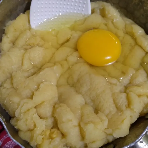 Lalu, masukan 1 butir telur dan aduk kembali sampai semua tercampur rata.