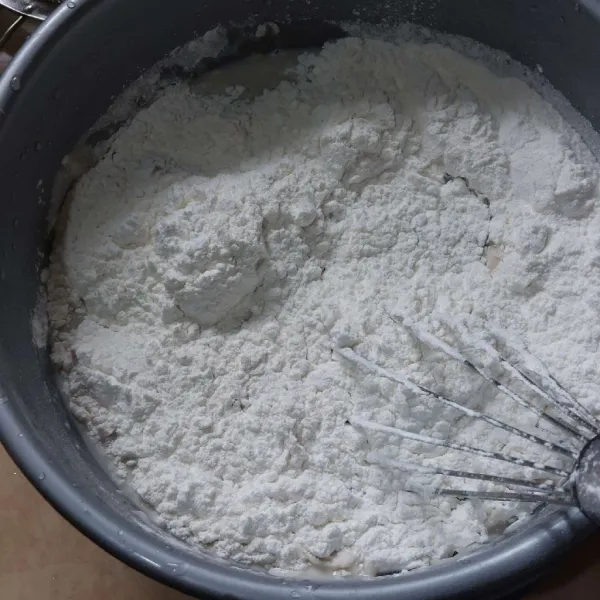 Setelah santan hangat, tambahkan semua tepung, garam dan vanili, aduk.