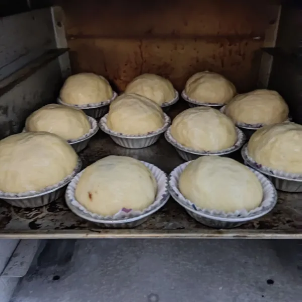 Panggang roti di oven yang telah dipanaskan terlebih dahulu. Panggang di suhu 170-180°c selama 25-30 menit. Sesuaikan oven masing masing.