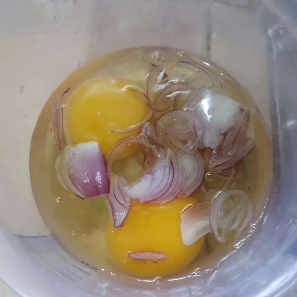 Campur bawang dan telur, kocok lepas.