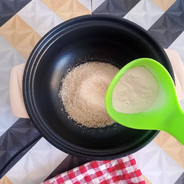 Siapkan panci masak kemudian masukkan gula pasir dan bubuk agar-agar ke dalamnya.