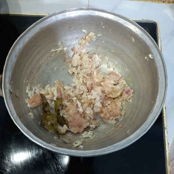 Setelah bumbu harum, masukan ayam cincang masak hingga setengah matang.