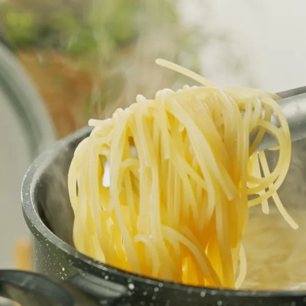 Panaskan air lalu rebus Pronas PastaMia Spaghetti selama 7 menit hingga al dente, sisihkan.⁣