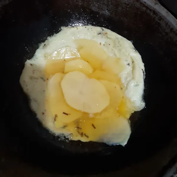 Panaskan minyak, masukan telur dan kentang. Goreng hingga matang, jangan lupa di balik.