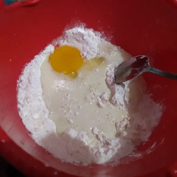 Tuang susu dan telur. Kocok rata sampai mulus.