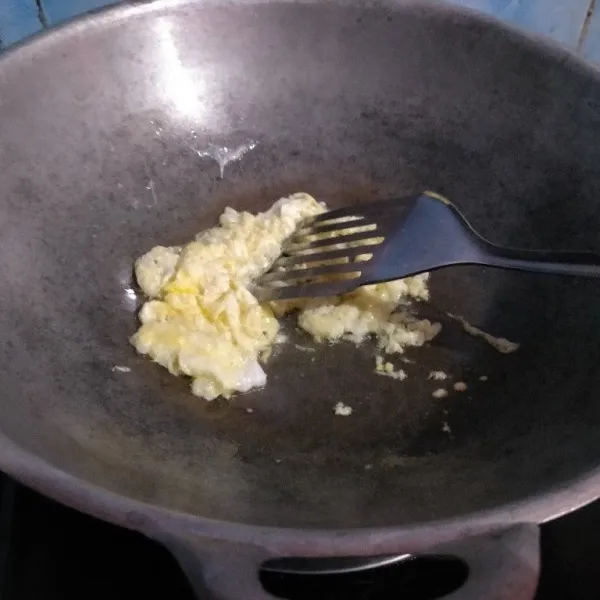 Kocok telur kemudian masak di wajan dan buat orak arik.