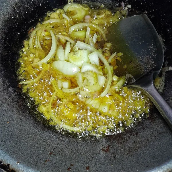 Panaskan 100 ml minyak sayur dengan api sedang, tumis cincangan bawang merah, cincangan bawang putih hingga layu. Masukkan irisan serai, cabe rawit merah cincang, bawang bombay dan tumis kembali hingga layu. Tambahkan terasi udang, gula pasir, garam halus, penyedap rasa, aduk rata.