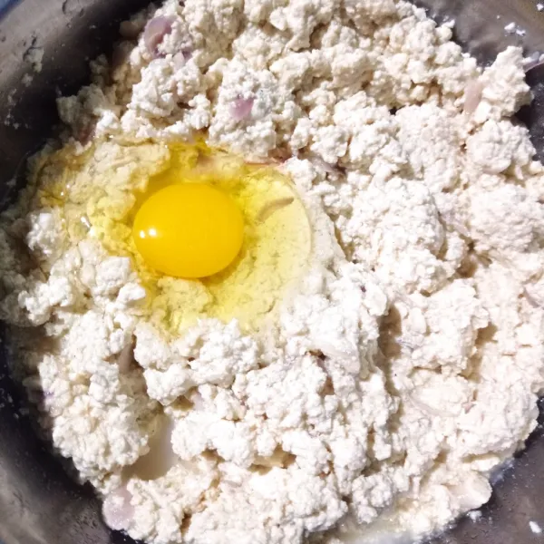 Masukkan telur aduk hingga tercampur rata.