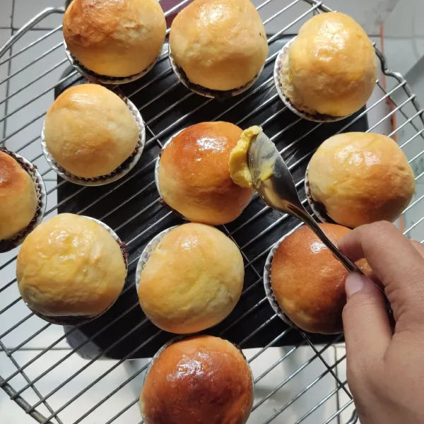 Setelah roti matang dan masih panas beri olesan margarin agar roti tampak mengkilap. Roti siap dinikmati.