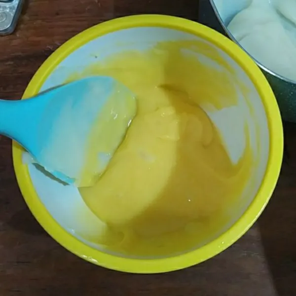 Matikan api, masukkan 1 centong sayur ke dalam mangkuk berisi kuning telur, aduk hingga rata. Masukkan kembali ke dalam panci, aduk lagi hingga rata.