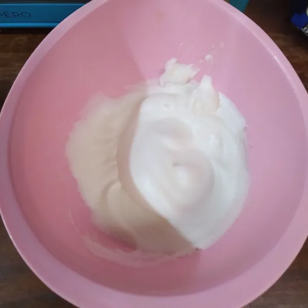 Sambil menunggu, buat meringue. Mikser putih telur dan gula pasir sampai mengembang lalu tuang terigu sambil dimikser hingga stiff peak.