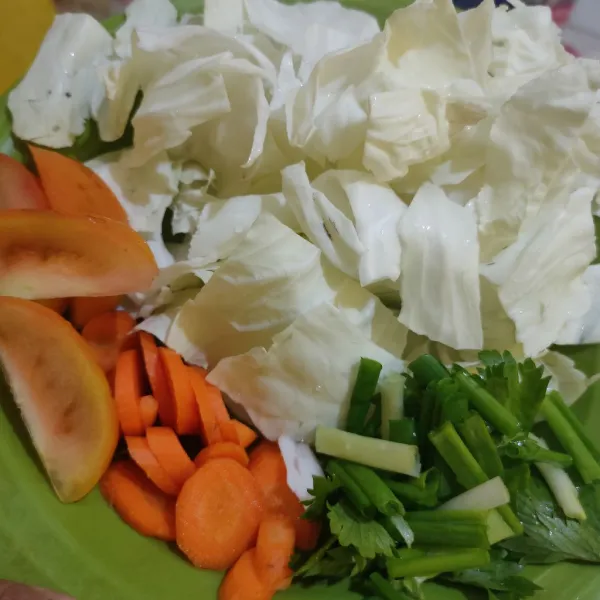Siapkan kol, wortel, tomat, daun bawang dan seledri.