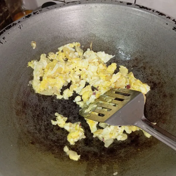 Tambahkan telur, masak di orak-arik.