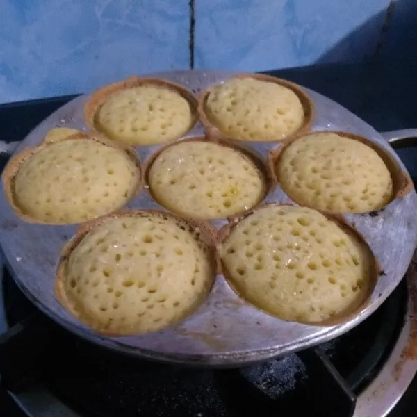 Saat adonan hampir matang tutup dan masak sampai matang. Olesi martabak beri topping selai lalu nikmati.