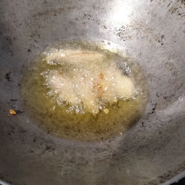 Goreng dalam minyak panas sampai matang.