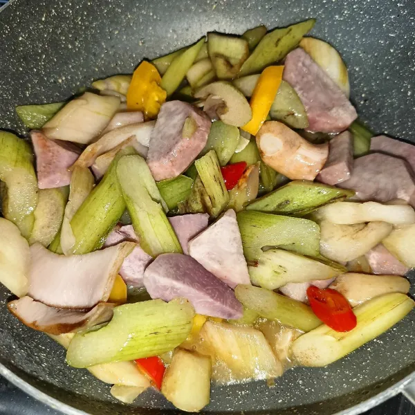Masukkan lompong dan aduk rata, masak sampai lompong matang.