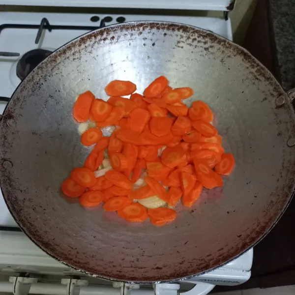 Masukan irisan wortel pada wajan, aduk rata.