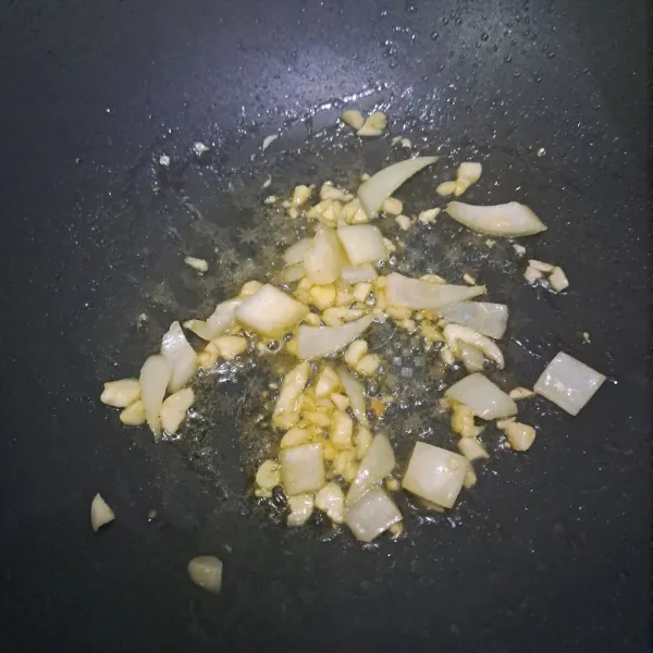 Tumis bawang putih dan bawang bombay sampai harum.
