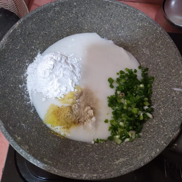 Tuang ke dalam wajan. Masukkan bahan biang (api JANGAN dinyalakan dulu). Aduk hingga tercampur rata.