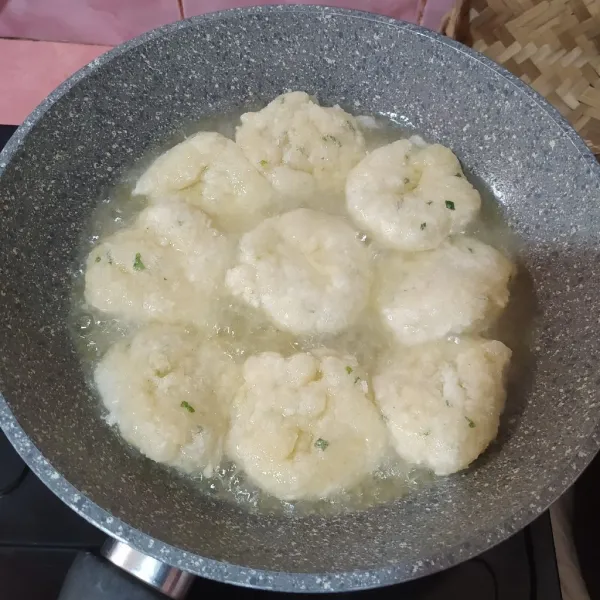 Nyalakan api dan cireng akan mulai mengembang dan mengapung. Balik supaya rata. 
Menggoreng yang pertama cukup sampai setengah matang.
