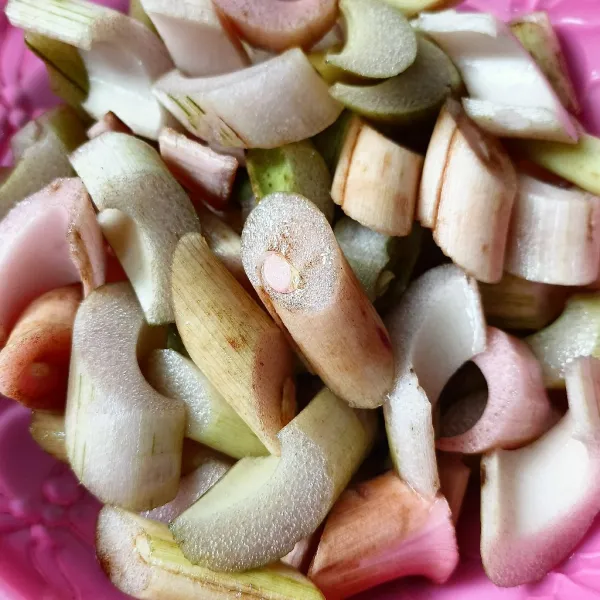 Kupas bagian kulit ari lompong, potong-potong dan cuci bersih.