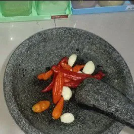 Nah semua bahan sudah matang/layu, waktunya kita ulek. Atau mami semua bisa gunakan blender agar lebih cepat ya. Diusahakan agak sedikit halus ya mam. Jangan lupa masukan terasi matang dan beberapa potong tomat yang tadi sudah di potong (jangan semua).