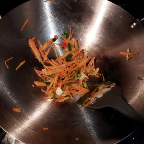Masukkan wortel dan daun bawang, masak hingga wortel setengah lunak.