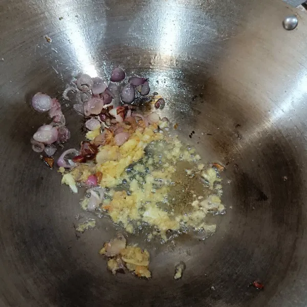 Pertama goreng bawang merah sampai kering dan harum. Lalu tumis sebentar bawang putih hingga harum juga ya.